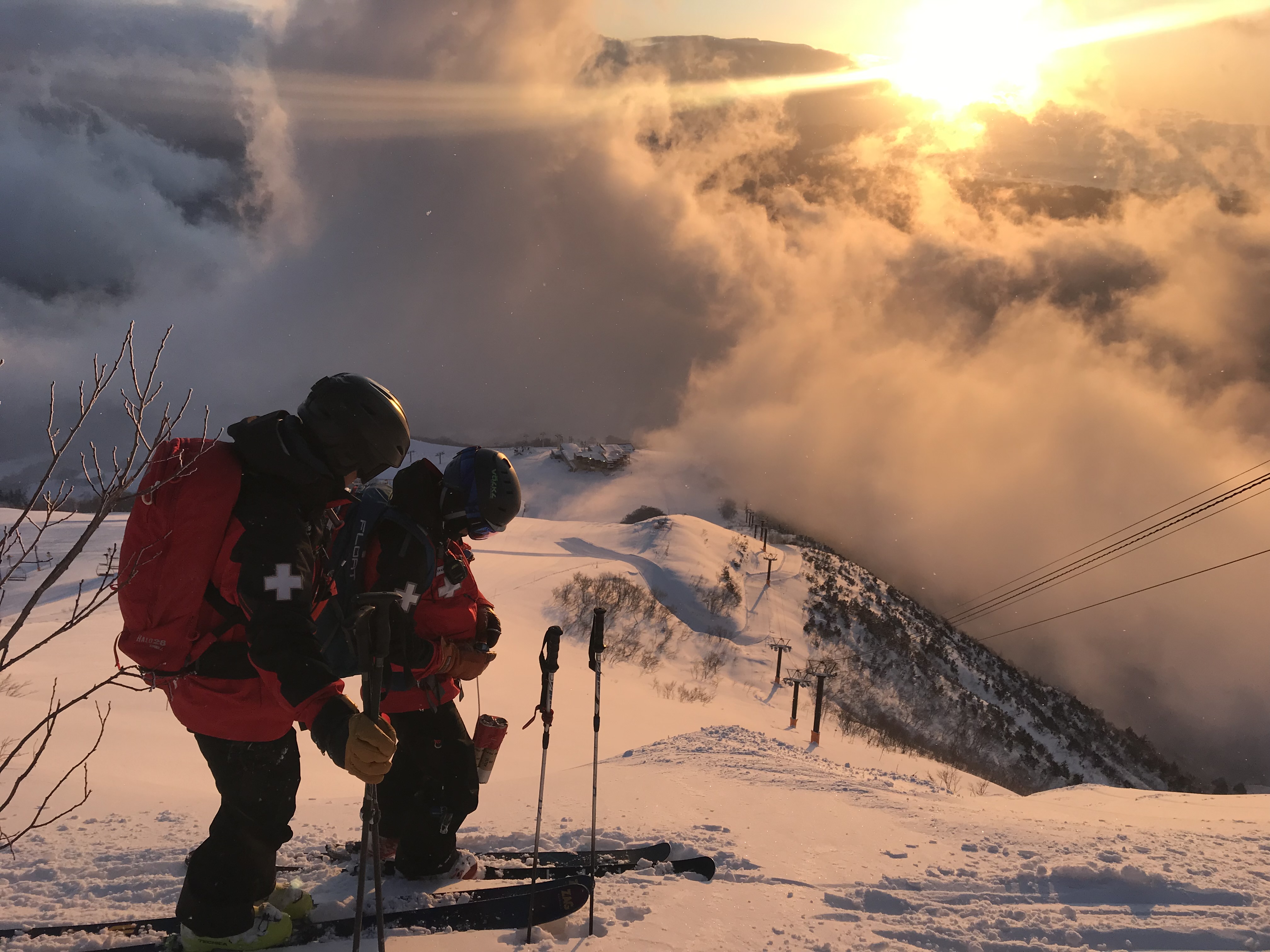早朝のスキー場山頂で安全確認を行うパトロール