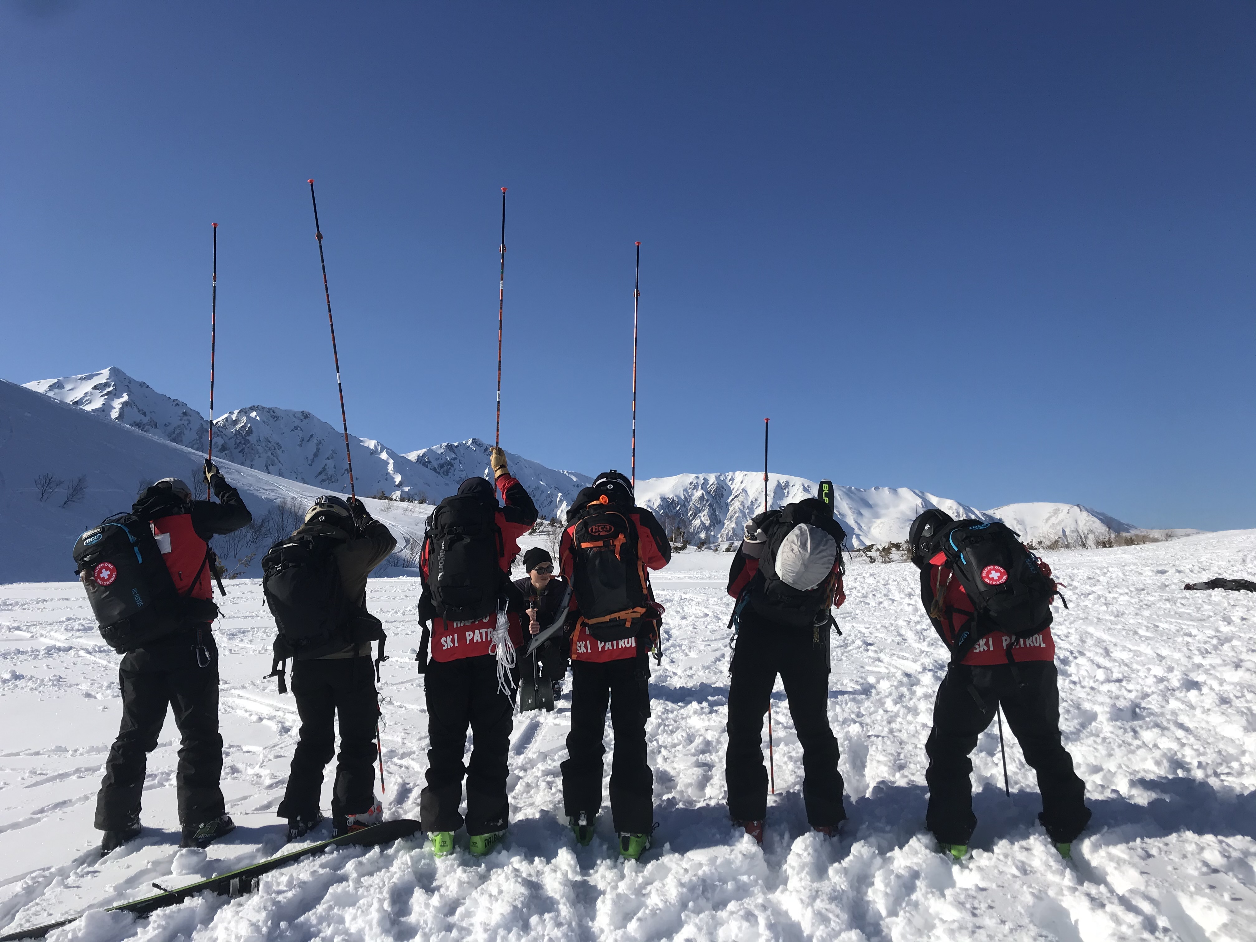 スキーパトロール隊によるプローブ訓練